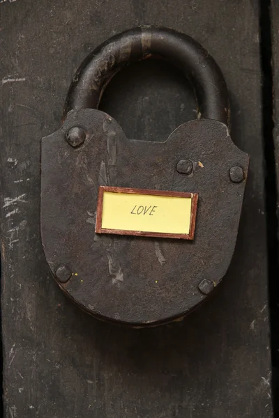 Liefde tekst en oude hangslot — Stockfoto