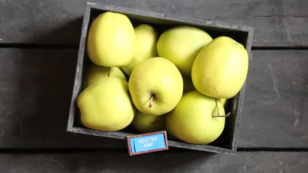 Zdravé jídlo koncept - text a Čerstvá jablka na černém stole — Stock video