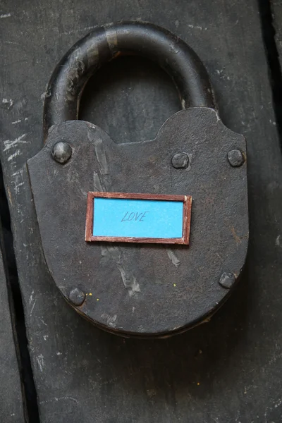 Testo amore e vecchio lucchetto — Foto Stock