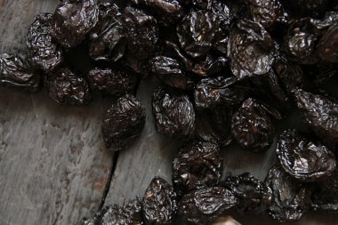 karanlık bir arka plan üzerinde kuru erik