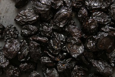 karanlık bir arka plan üzerinde kuru erik