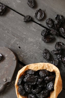 karanlık bir arka plan üzerinde kuru erik