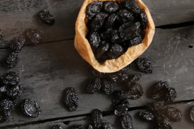 karanlık bir arka plan üzerinde kuru erik