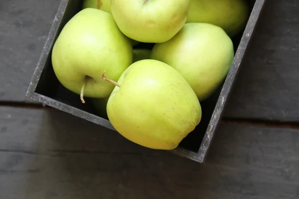 Succosa mela matura su un tavolo nero — Foto Stock