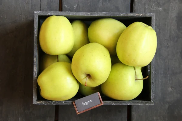 Ide makanan vegan, apel hijau di atas meja dan prasasti — Stok Foto