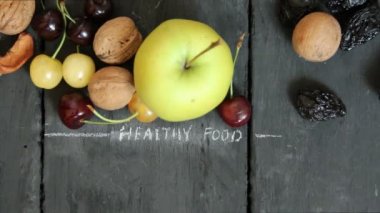 Rustik arka plan üzerinde meyve