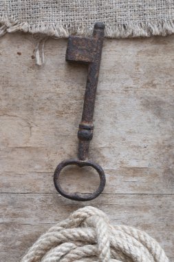 eski tabloyu ve bir ip paslı anahtar