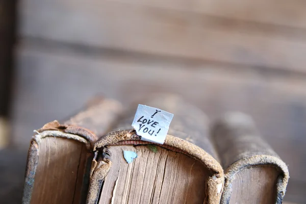 Jag älskar dig - vintage-stil, text och gamla böcker — Stockfoto