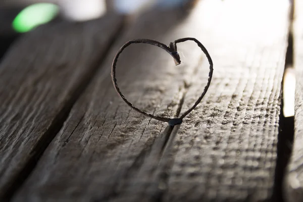 Valentine srdce na dřevěný stůl — Stock fotografie