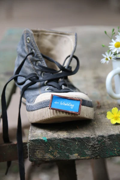 Invitación a la boda - texto, flores y un zapato . —  Fotos de Stock