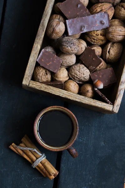 Koffiemok op rustieke tafel — Stockfoto