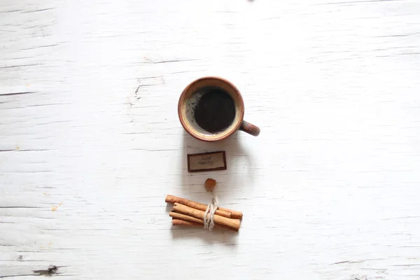 Отмечает доброе утро и кружку кофе — стоковое фото