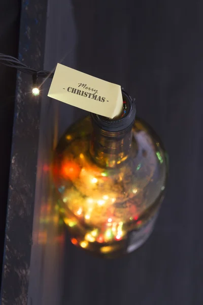 Merry Christmas pomysł - tekst, butelki i Christmas lights — Zdjęcie stockowe