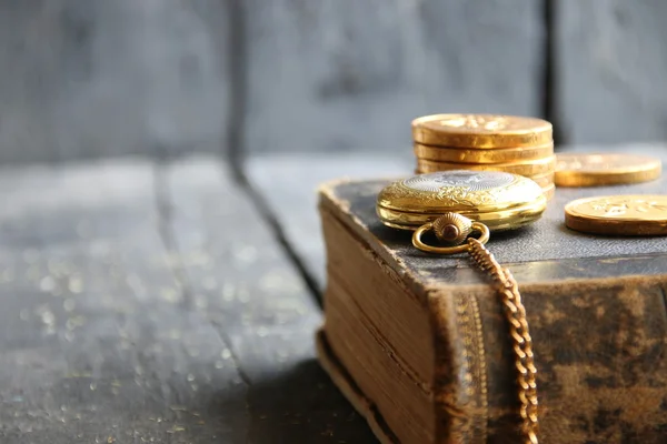 Zakelijke achtergrond met zakhorloge, boek en munten — Stockfoto