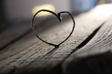 Sevgililer günü kartı - ahşap bir masa üzerinde kalp