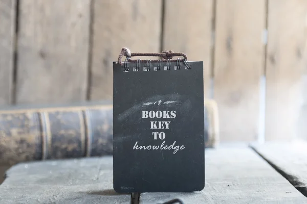 Bücher, Schlüssel zu Wissenstexten und alten Büchern. — Stockfoto