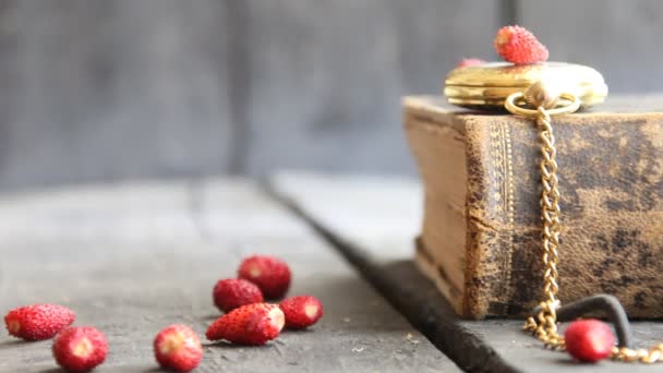 Fond alimentaire - fraise sur une table vintage — Video