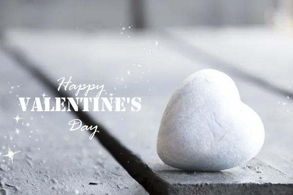 Coração em uma mesa de madeira e texto Feliz Dia dos Namorados — Fotografia de Stock
