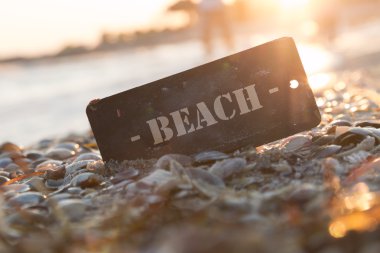 Beach işareti ve günbatımı.