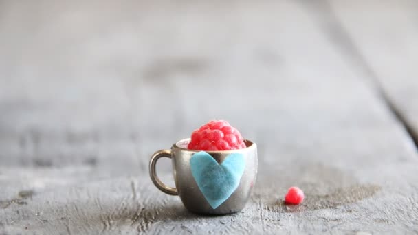 Framboise mûre dans une tasse avec coeur, place pour le texte — Video