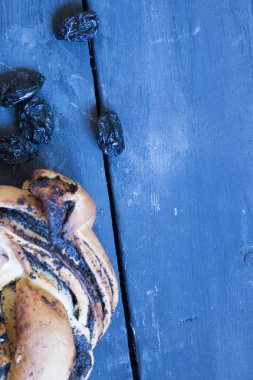 Karanlık bir arka plan üzerinde lezzetli breakfast Kuru Erik