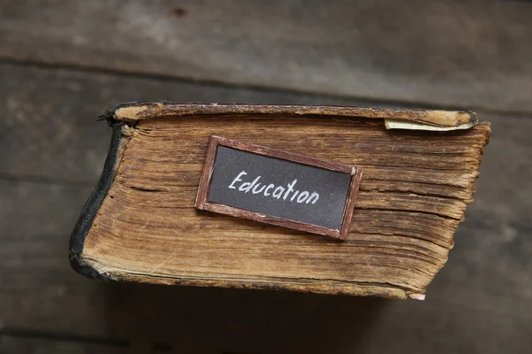 De tekst en vintage boek onderwijs op oude tafel — Stockfoto