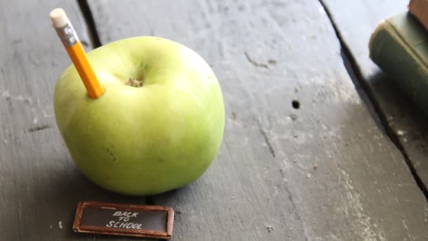 Retour à l'école texte et crayon et pomme sur la table — Video