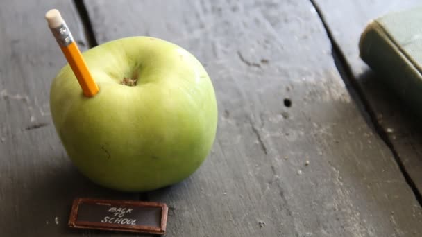 De vuelta a la escuela texto y lápiz y manzana sobre la mesa — Vídeos de Stock