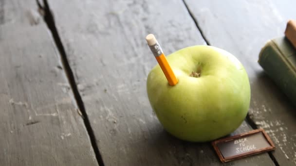 De vuelta a la escuela texto y lápiz y manzana sobre la mesa — Vídeos de Stock