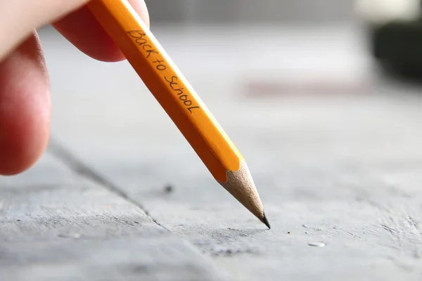 Närbild hand skriva - tillbaka till skolan, penna — Stockfoto