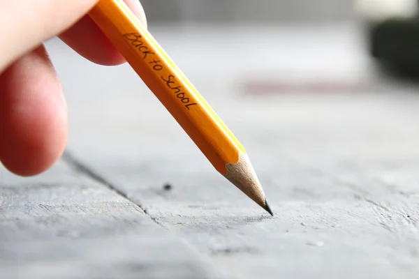 Närbild hand skrivande - tillbaka till skolan - skriven med blyerts — Stockfoto