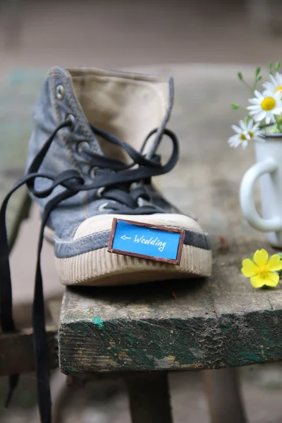 Svatební nápis - jednu botu a květiny — Stock fotografie