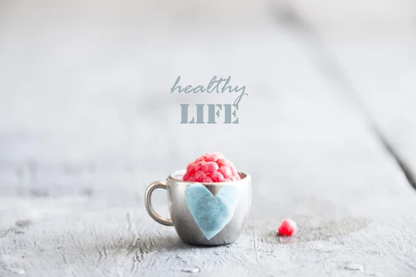 Healthy life text, raspberry and cup with a heart — Stock Photo, Image
