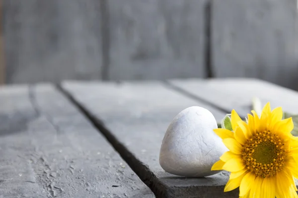 Heart on a wooden table, flower, Mothers Day background. — Stock Photo, Image