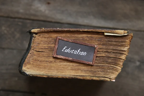 Eğitim metin ve vintage kitap masada — Stok fotoğraf