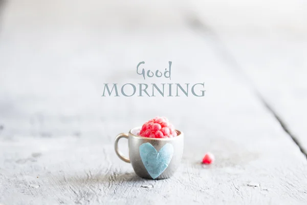 Kaffekopp med hallon och noterar god morgon, frukost på mors dag eller Womens — Stockfoto