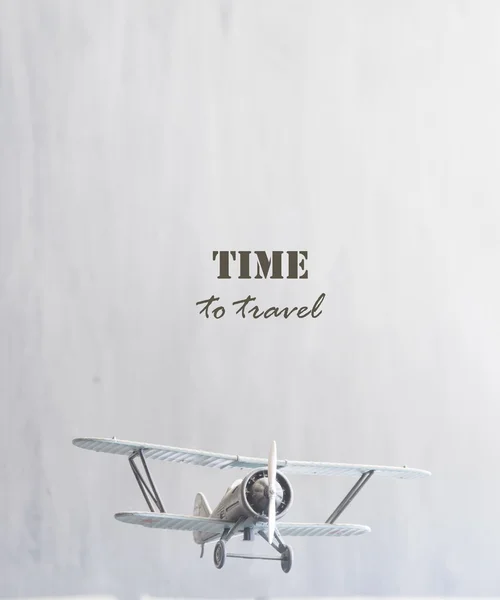 Tijd om te reizen tekst en vliegtuig — Stockfoto