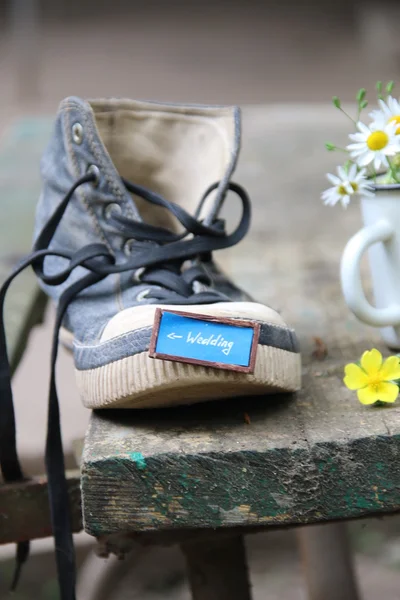 Tarjeta de invitación de boda - inscripción, un zapato y flores —  Fotos de Stock