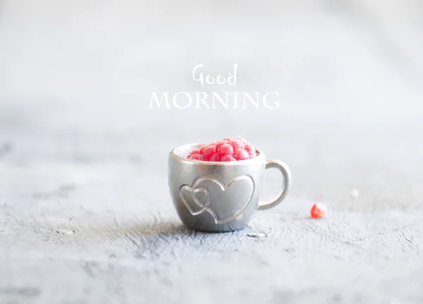 Cană de cafea cu zmeură și note bună dimineața, mic dejun în ziua Mamelor sau Femei — Fotografie, imagine de stoc