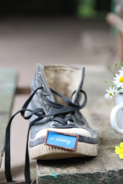 Inscripción de boda - un zapato y flores, estilo rústico —  Fotos de Stock