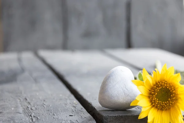 Heart on a wooden table, flower, Mothers Day background. — Stock Photo, Image