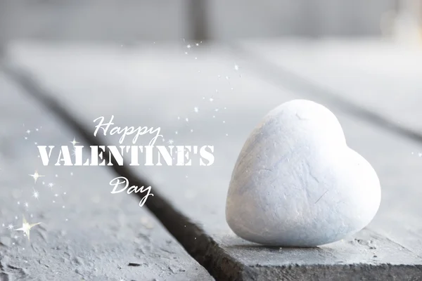 Coração em uma mesa de madeira e texto Feliz Dia dos Namorados — Fotografia de Stock