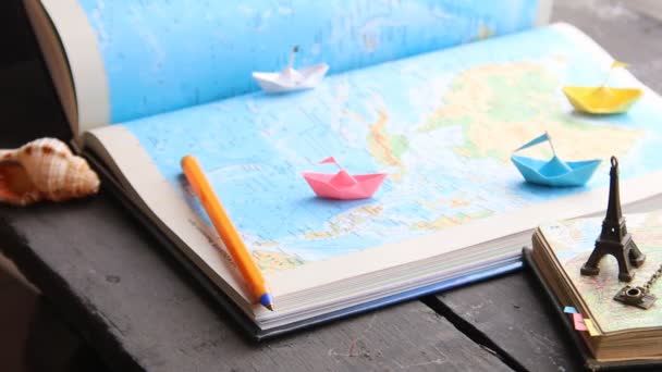 Ταξιδέψτε στον κόσμο. Τουρισμού. Σκάφη χαρτί στο χάρτη και τον πύργο του Άιφελ. — Αρχείο Βίντεο