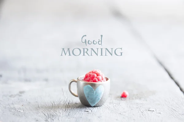 Taza de café con frambuesas y notas buenos días, desayuno en el día de las madres o para mujer — Foto de Stock