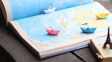 Seyahat ve Turizm fikir. Kağıt tekne harita ve Eyfel Kulesi.