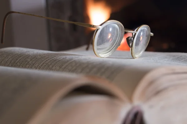眼鏡、開いた本、暖炉 — ストック写真