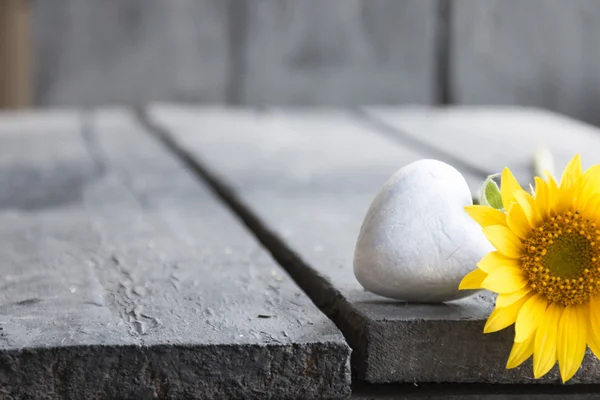 Heart on a wooden table, flower, Mothers Day background. — Stock Photo, Image