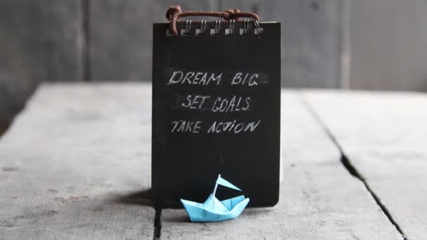 大きな目標を設定の夢を見る、黒板に書かれた行動を取る — ストック動画
