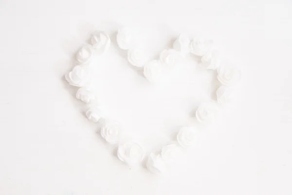 Símbolo de coração feito de flovers - imagem embaçada para o fundo — Fotografia de Stock