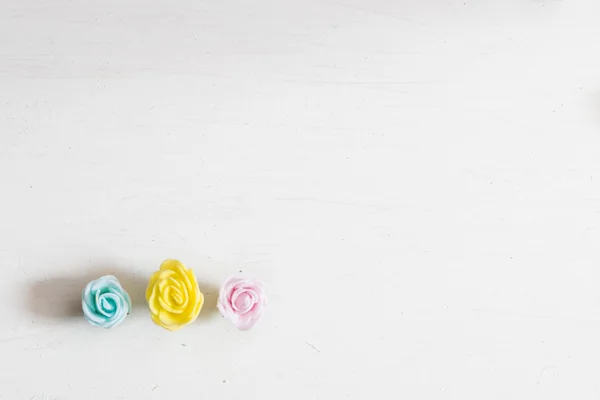 Flores preciosas sobre fondo de madera, se centran en la mesa blanca — Foto de Stock